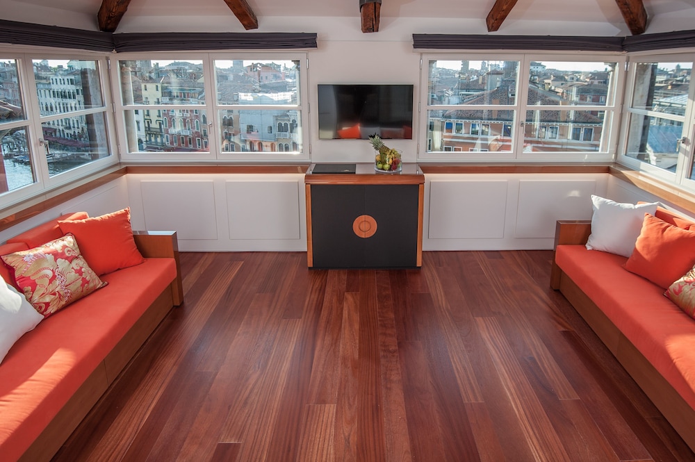 Luxury Apartment, Canal View