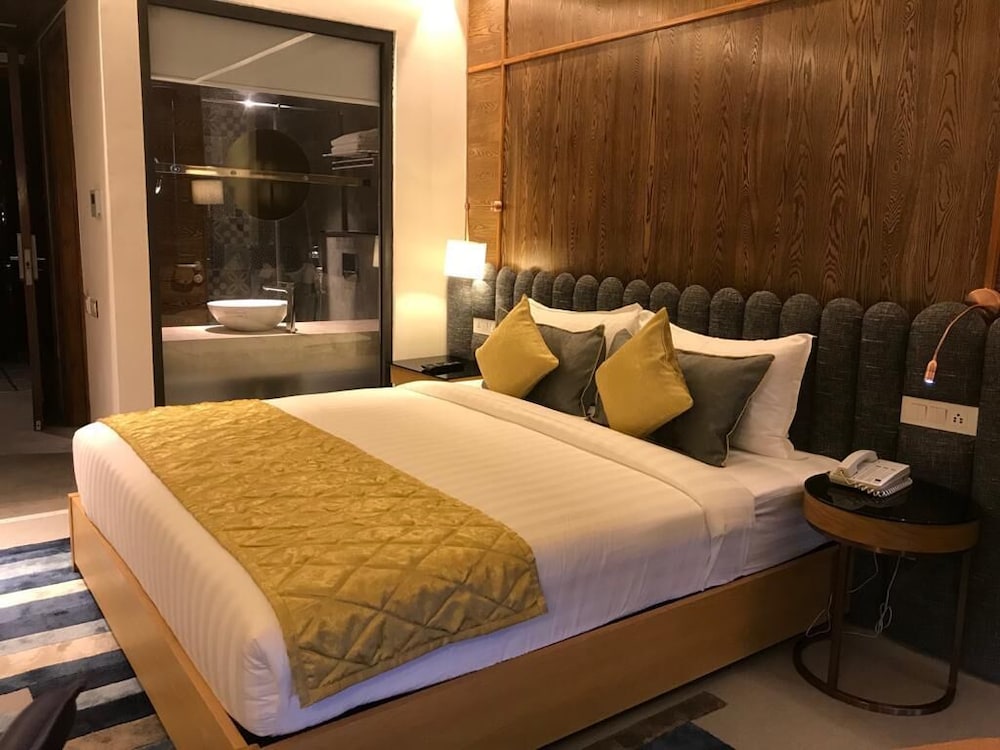 Executive Room, 1 King Bed - Photo 1