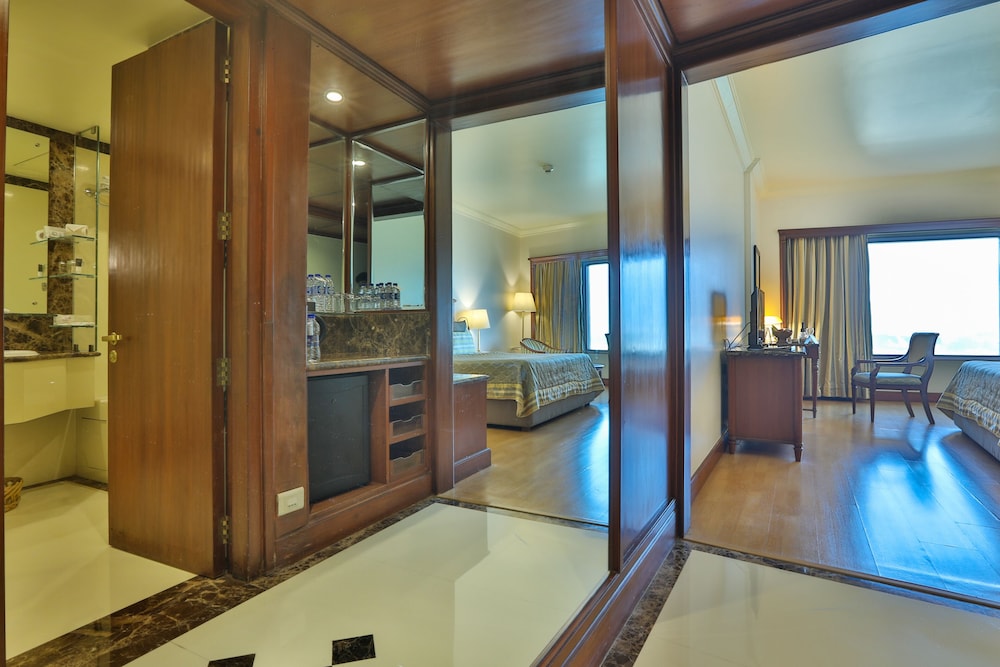 Club Room King Bed with Complimentary Airport Drop, Happy Hours