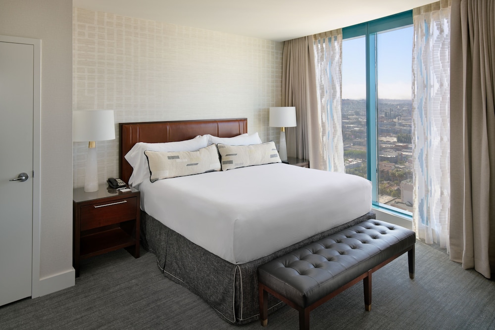 Suite, 1 Bedroom (West Side View)