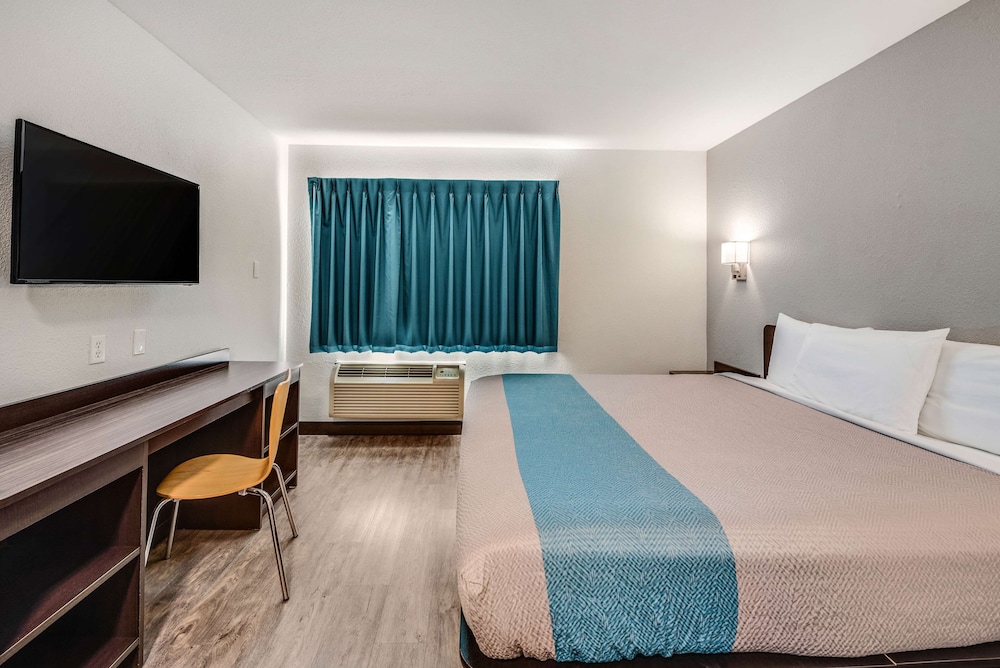 Deluxe Room, 1 King Bed, Non Smoking, Refrigerator, photo 6