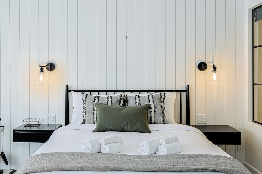 Design Studio, 1 Queen Bed with Sofa bed, Kitchen, Lake View photo 1