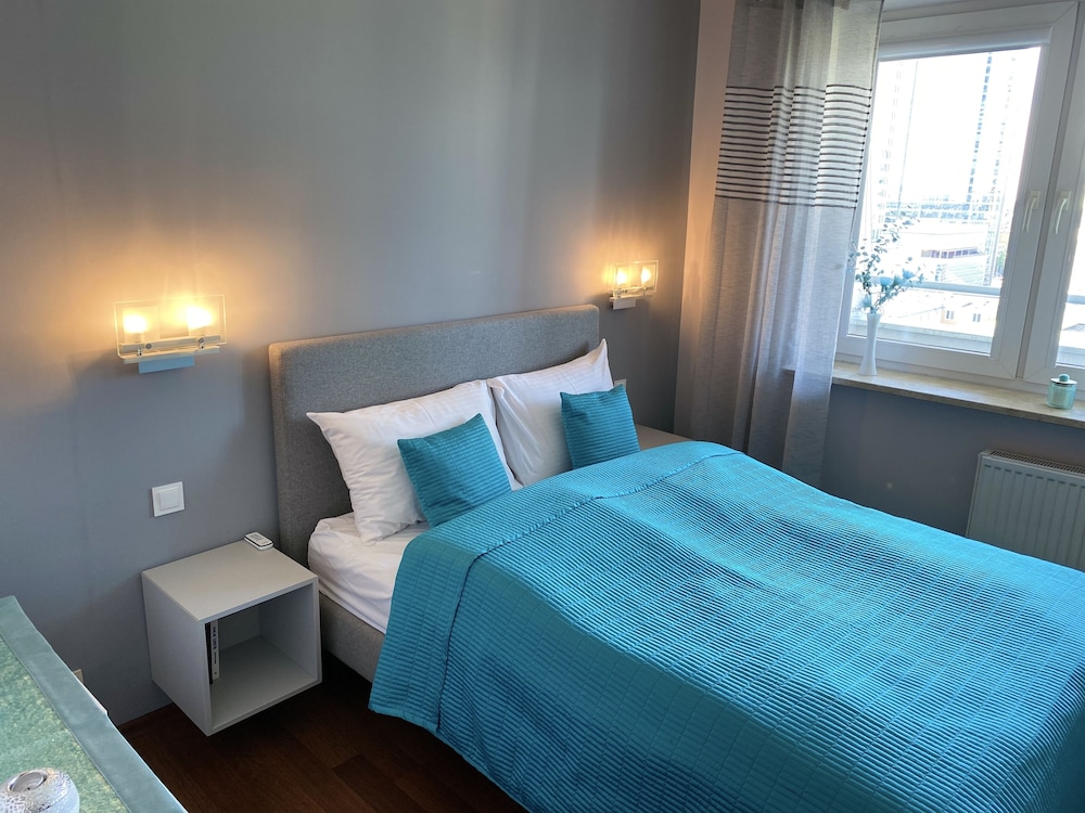 Design Suite, 1 Bedroom, Balcony, City View (Neon)