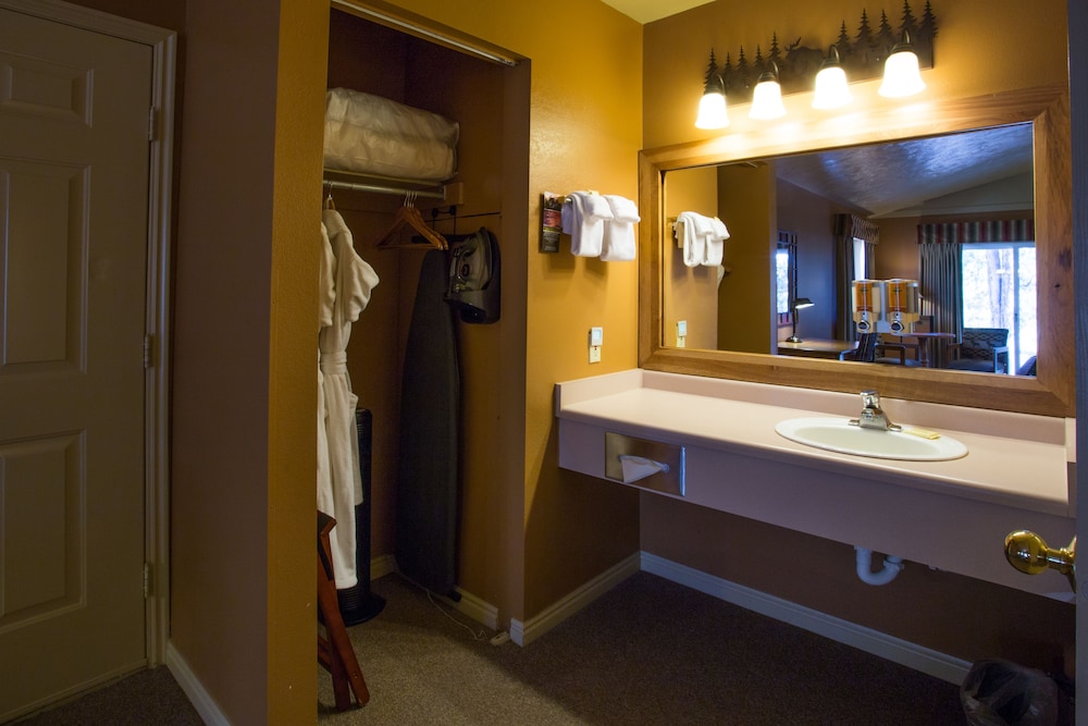 Premium Cabin, 1 King Bed photo 3
