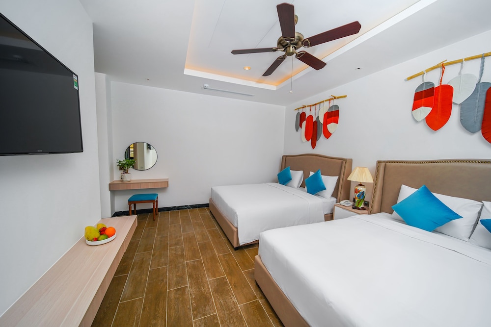 Renata, City View, 2 Twin Beds with Window thumbnail 6