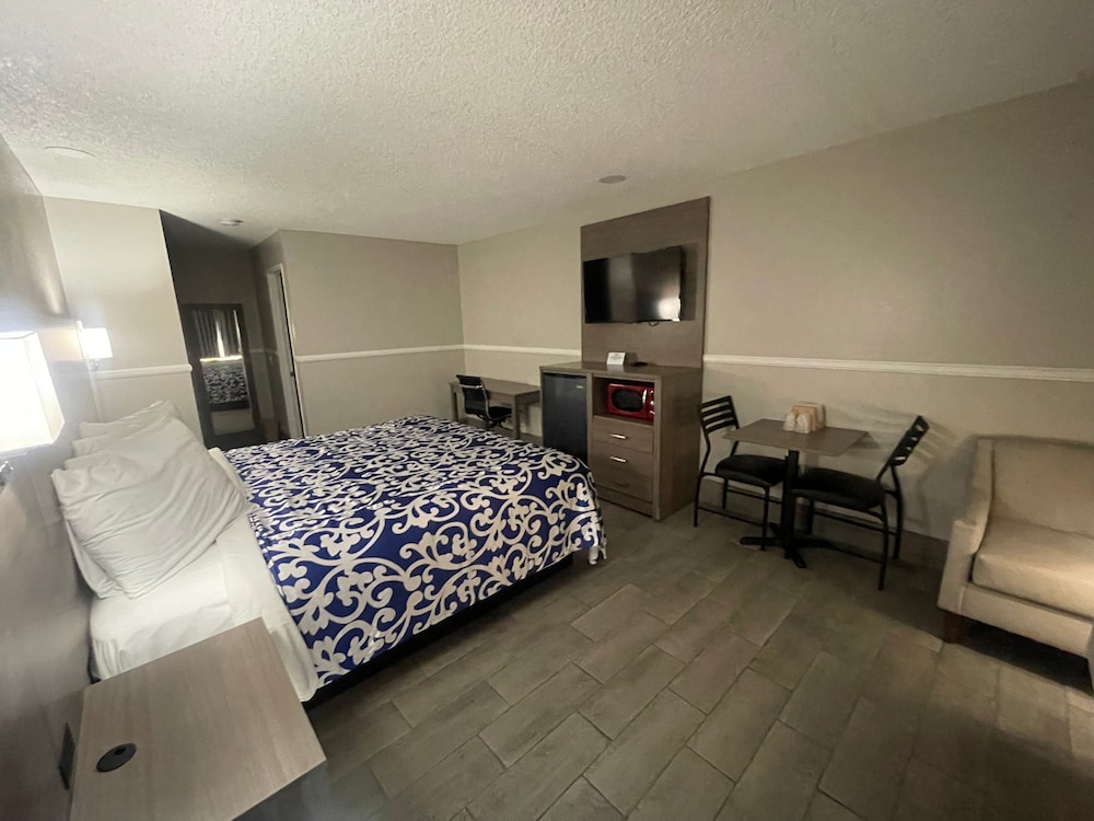 Comfort Room, 1 King Bed, Non Smoking, City View photo 2
