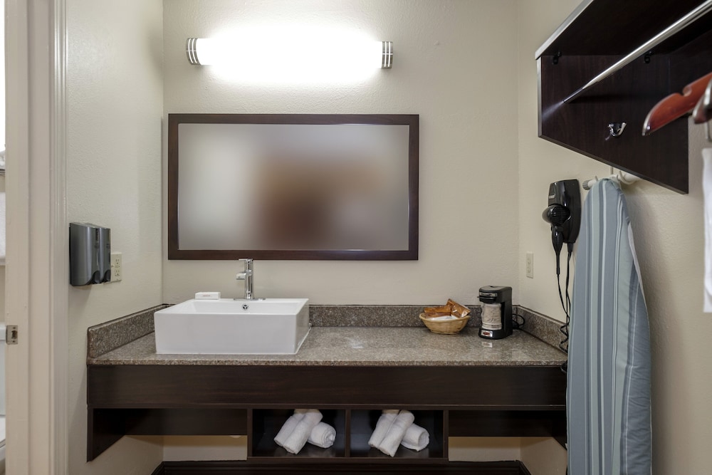 Deluxe Room, 2 Queen Beds (Smoke Free) - Photo 3