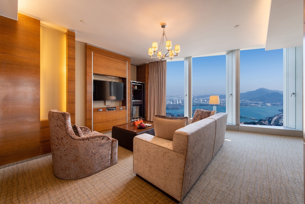 Suite, 1 Bedroom, Lake View - Photo 3