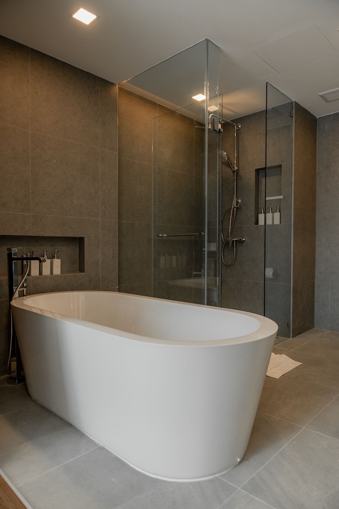 Deluxe Room, 1 King Bed, Bathtub - Photo 5