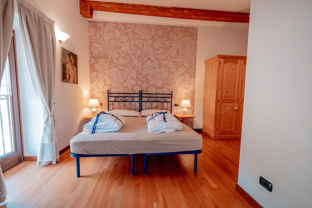 Double Room - Photo 11