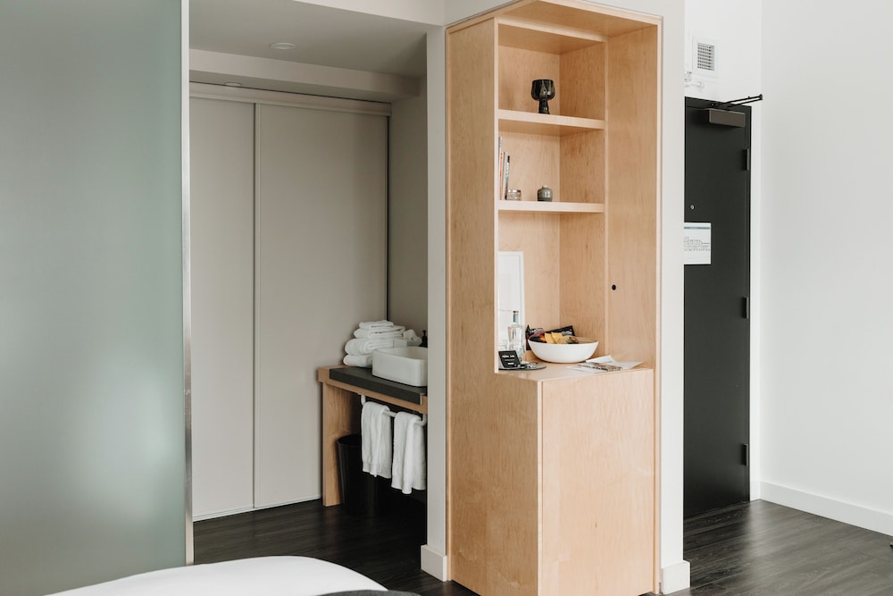 Design Studio Suite, 1 King Bed - Photo 3