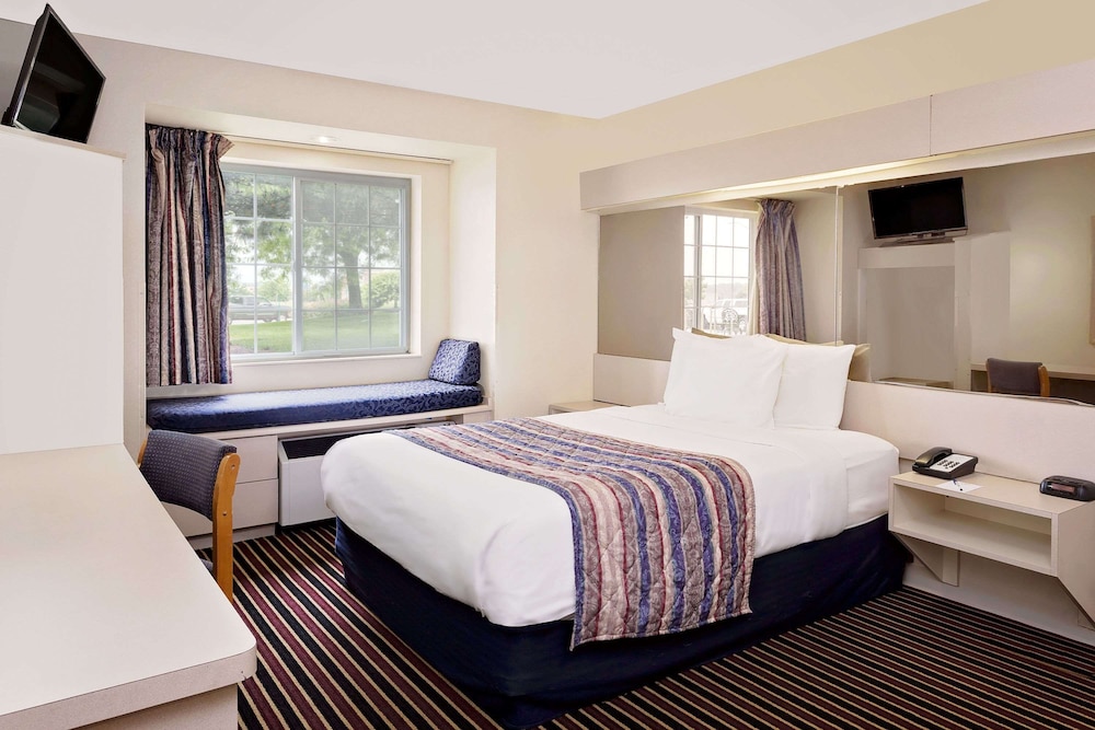 Room, 1 Queen Bed, Non Smoking (Pet Friendly) - Photo 2