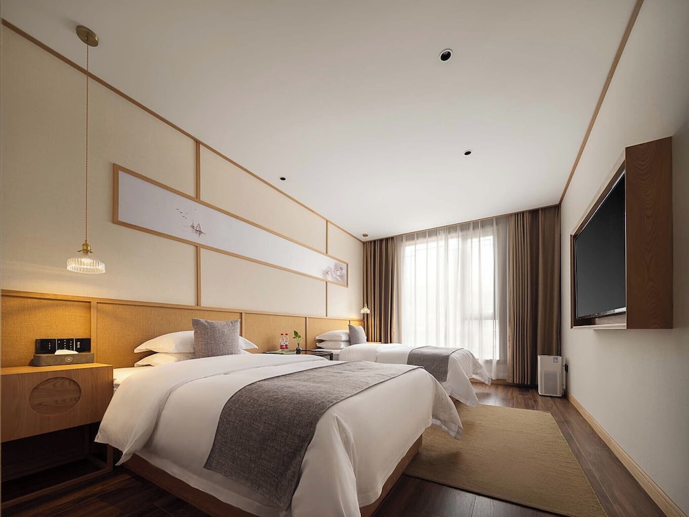 Senior Suite, Partial Lake View