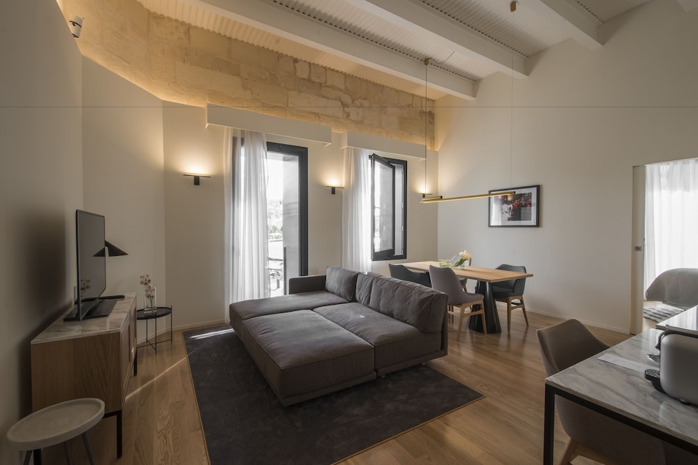 Corner Suite with Harbour View photo 2