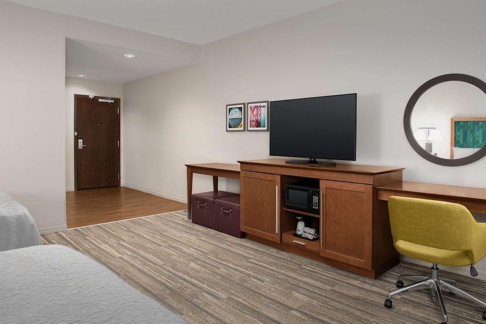Room, 2 Queen Beds, Accessible, Bathtub photo 2