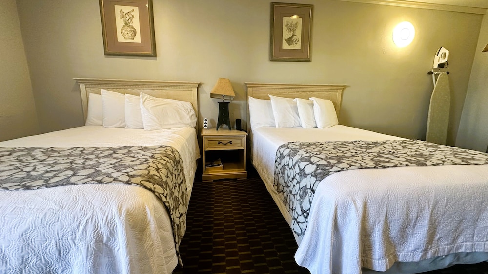 Traditional Room, 2 Queen Beds photo 2