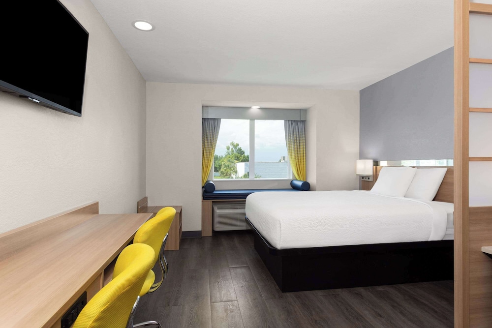 Suite, 1 Queen Bed, Accessible, Non Smoking (Bathtub w/ Grab Bars) - Photo 1