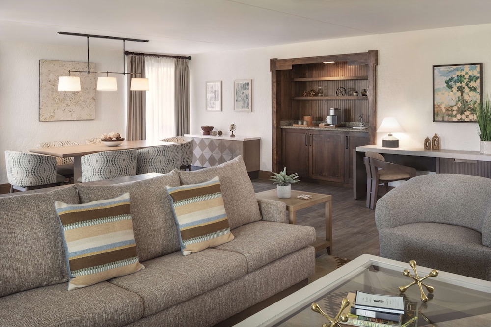 Suite, 1 King Bed (Mobility, Roll-In Shower)