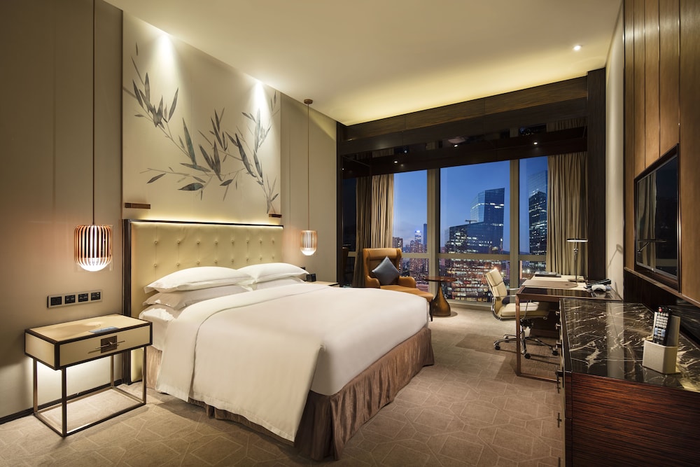 King Premier One-Bedroom Suite thumbnail 6