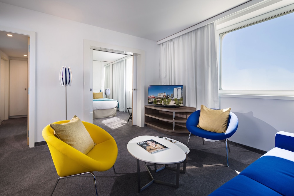 Junior Suite, Multiple Beds thumbnail 6