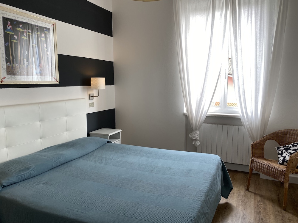 Basic Room, 1 Queen Bed photo 2