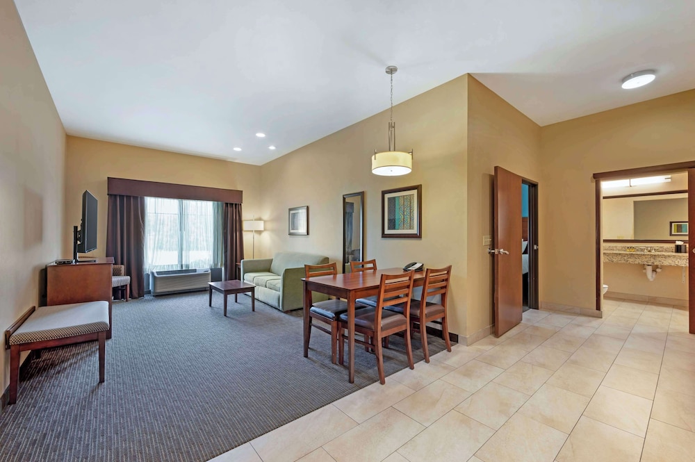 Suite, 2 Queen Beds, Accessible, Kitchenette (with Sofabed) photo 3