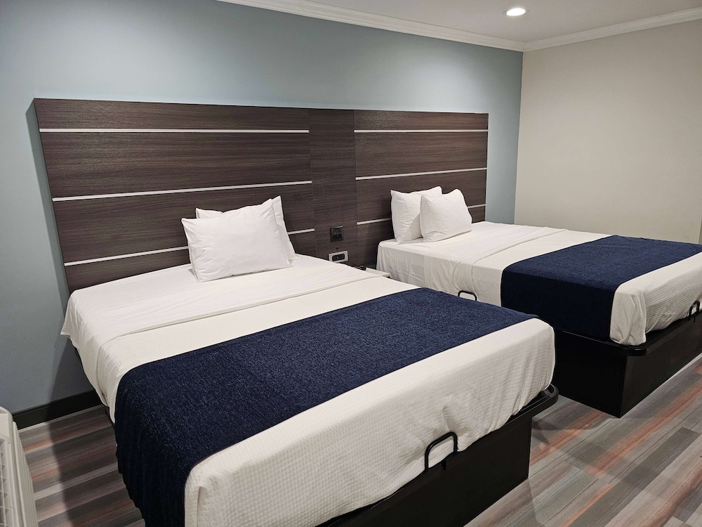 Room, 2 Double Beds, Non Smoking - Photo 1