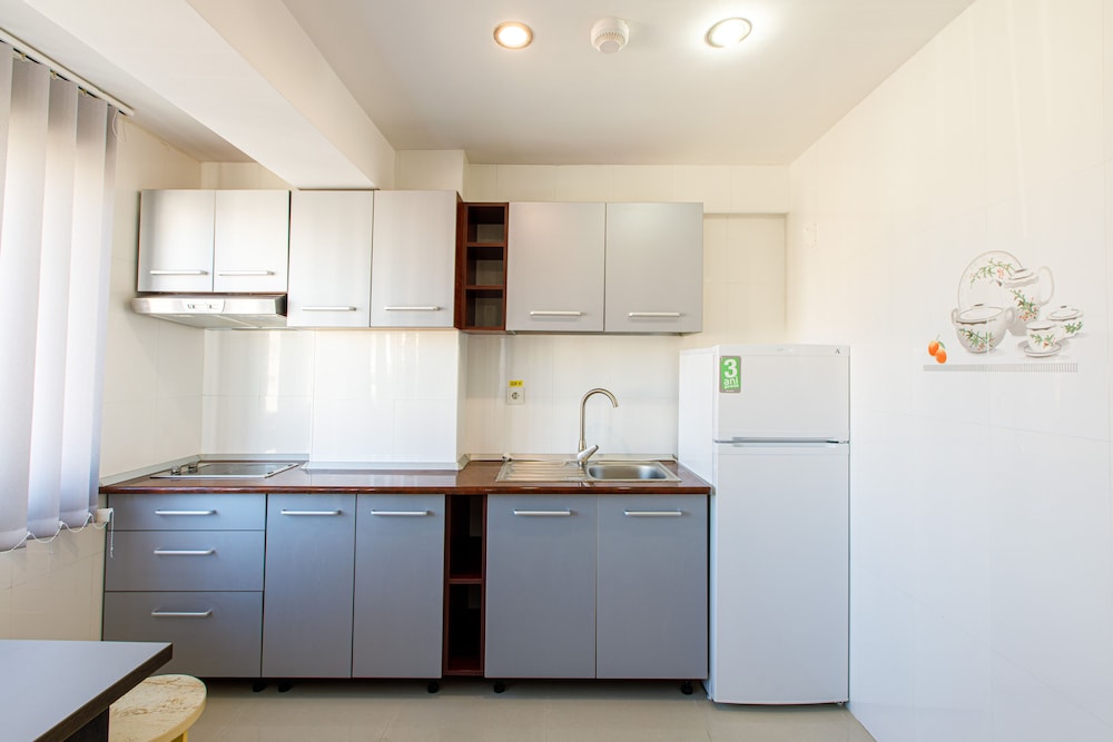 Economy Twin Room, 2 Twin Beds, Kitchen - Photo 4