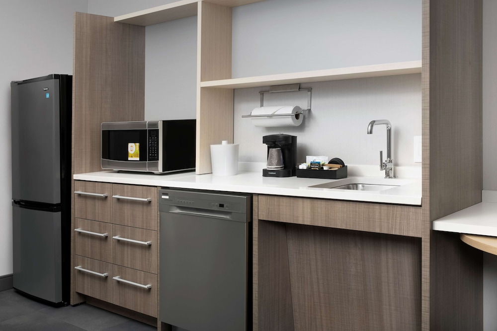 Suite, 1 King Bed, Accessible, Non Smoking (Roll-in Shower)