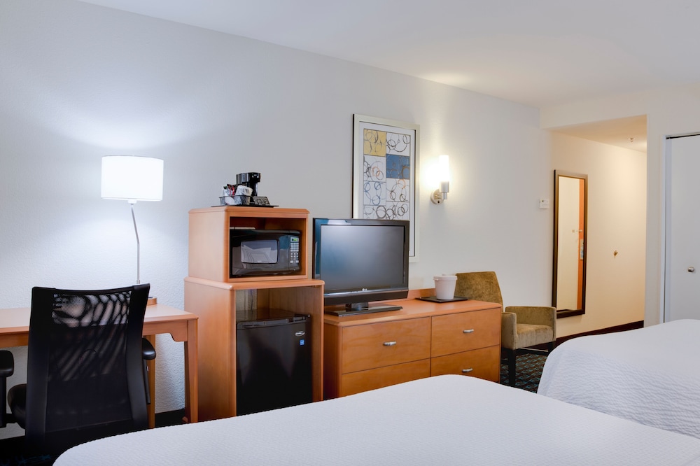 Room, 1 King Bed (Mobility/Hearing Access, Roll-In Shwr) photo 3