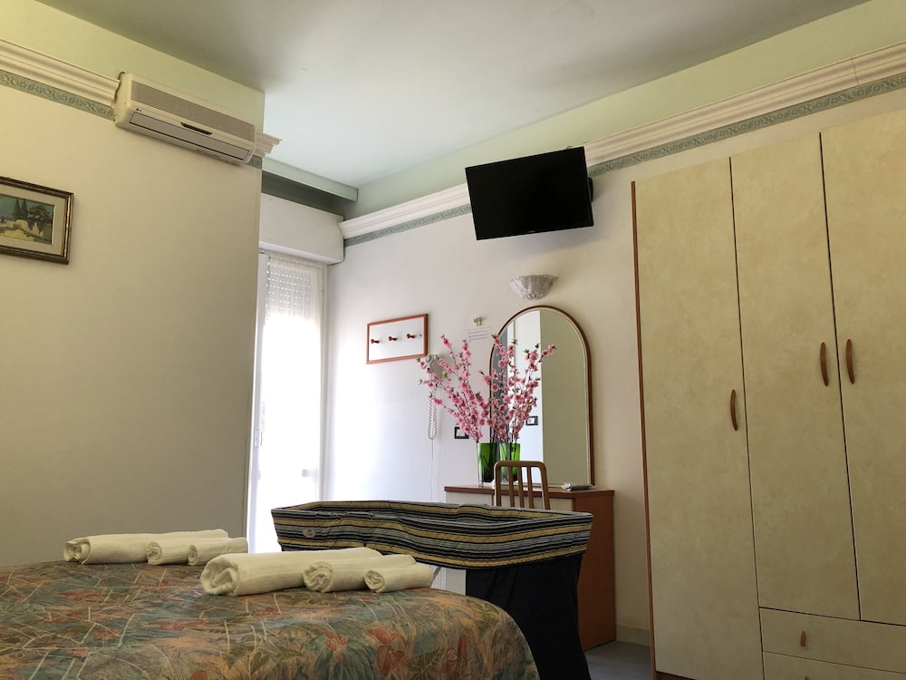 Basic Triple Room photo 2