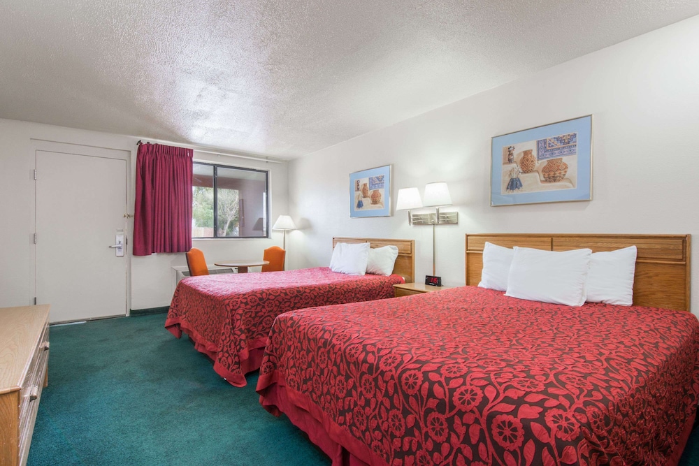 Standard Room, 2 Queen Beds - Photo 3
