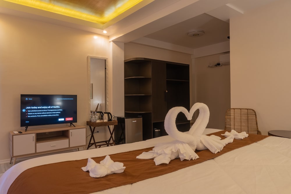 Superior Triple Room, 1 King Bed with Sofa bed, Garden View, Poolside photo 3