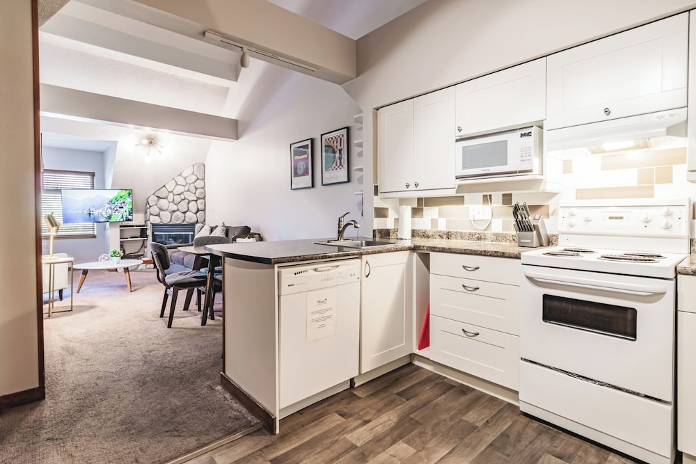 Condo, Multiple Beds, Balcony, Mountain View