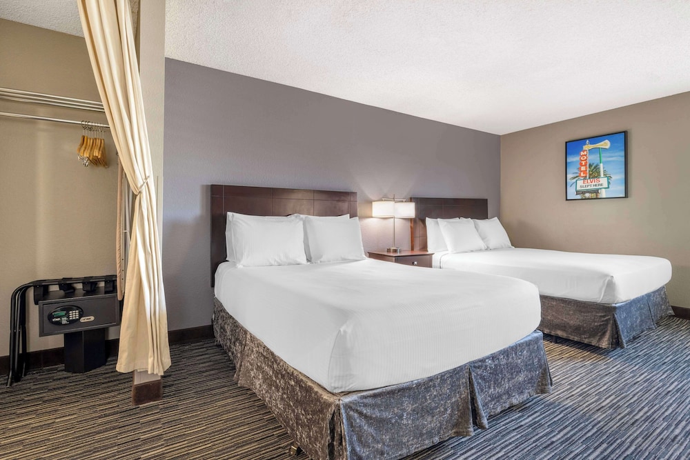 Suite, 2 Queen Beds, Non Smoking, Refrigerator & Microwave (Separate Living Room;with Sofabed) - Photo 3