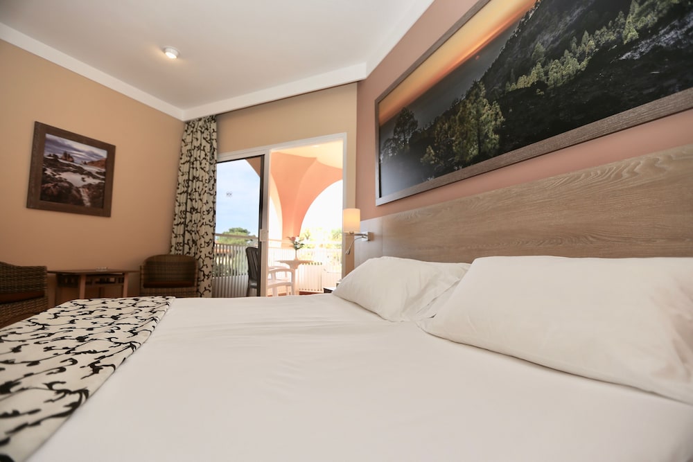 Standard Room (2 adults and 1 child) - Photo 4