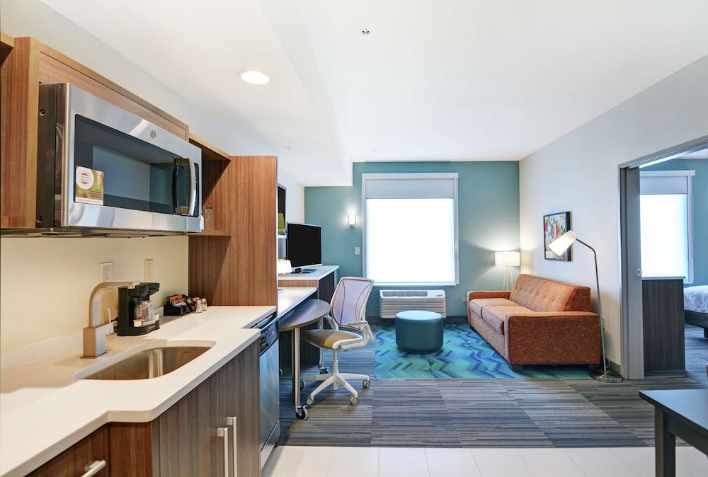 Suite, 1 Queen Bed, Accessible (Roll-In Shower, Mobility & Hearing) photo 1