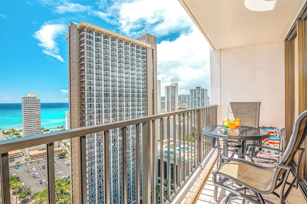 High Floor Ocean View Condo (King Bed and Parking): Condo, 1 Bedroom, Ocean View (0159) photo