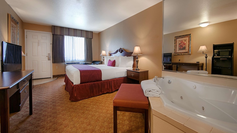 Standard Room, 1 King Bed, Non Smoking, Hot Tub - Photo 4