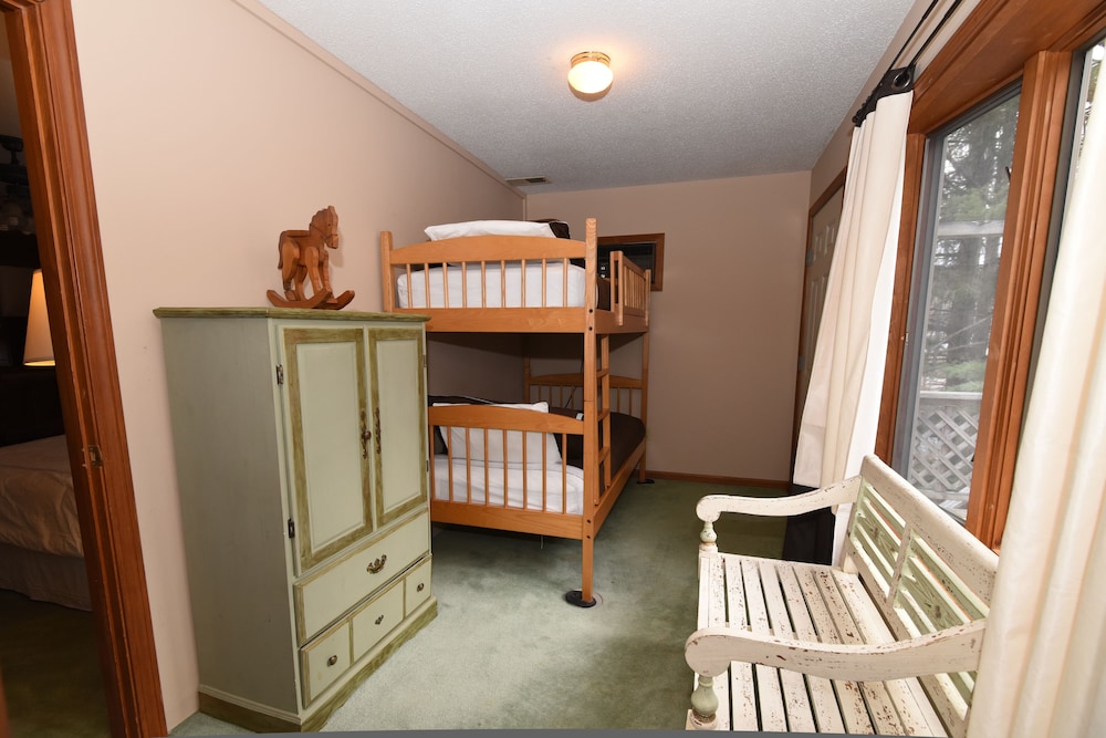 Executive Apartment, 2 Bedrooms, Balcony, Mountain View (Not Pet Friendly) photo 1