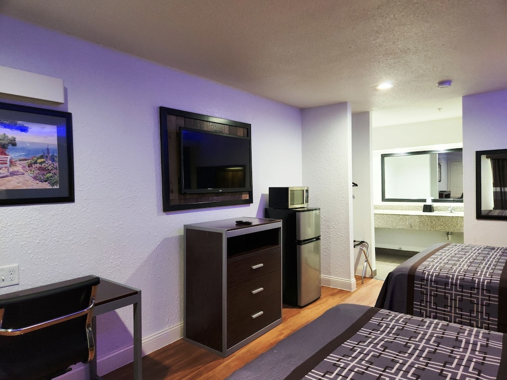 Deluxe Double Room, 2 Queen Beds, Non Smoking, Refrigerator & Microwave - Photo 4