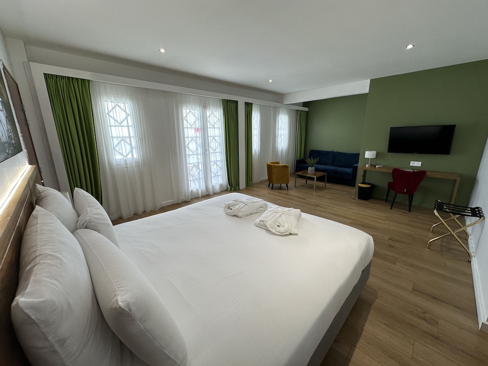 Family Room, 1 Queen Bed with Sofa bed, Balcony, Ocean View - Photo 1