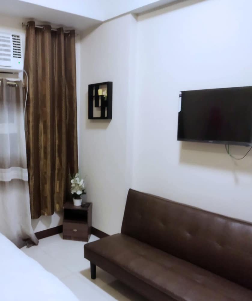 Studio, 1 Queen Bed with Sofa bed photo 2