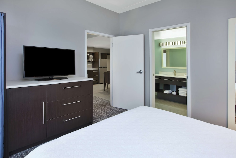 Suite, 1 Queen Bed, Accessible, Bathtub photo 3