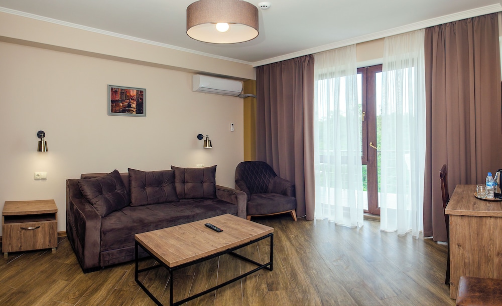 Basic Double or Twin Room, Balcony, Garden View