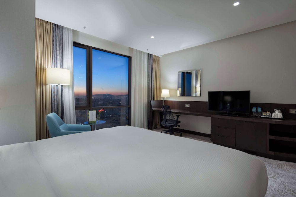 Family Room, 1 Queen Bed (Deluxe)