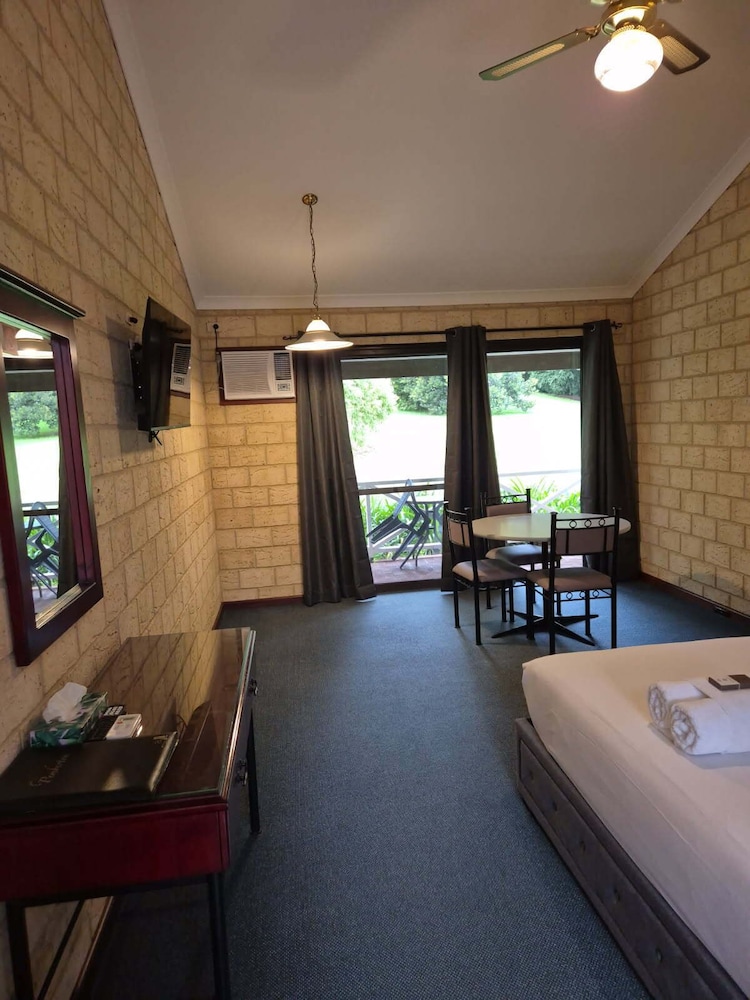 Executive Room - Photo 3
