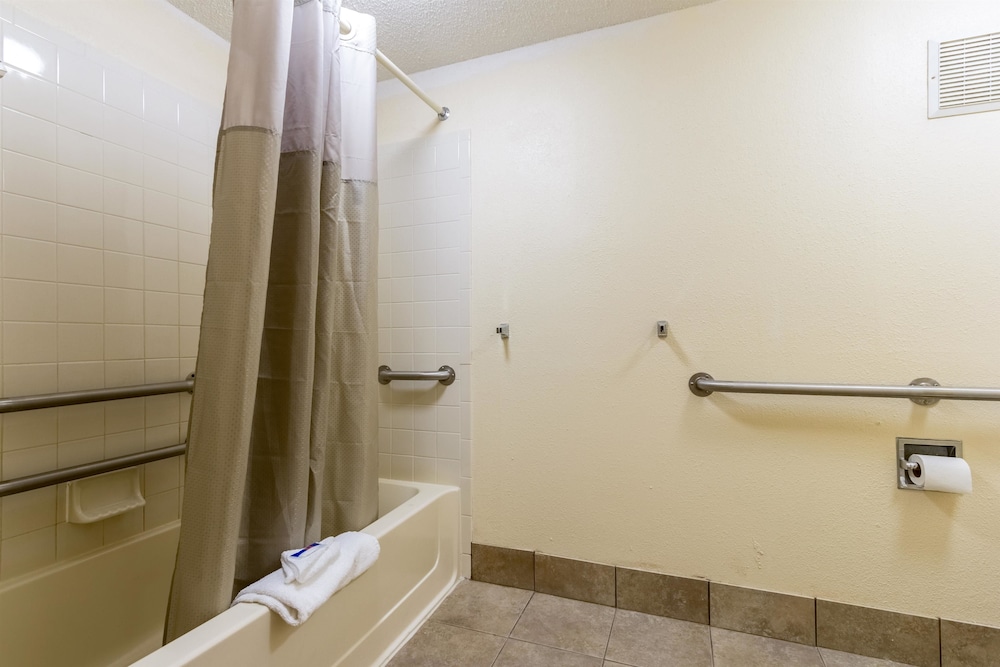 Standard Room, 2 Double Beds, Accessible, Smoking - Photo 6