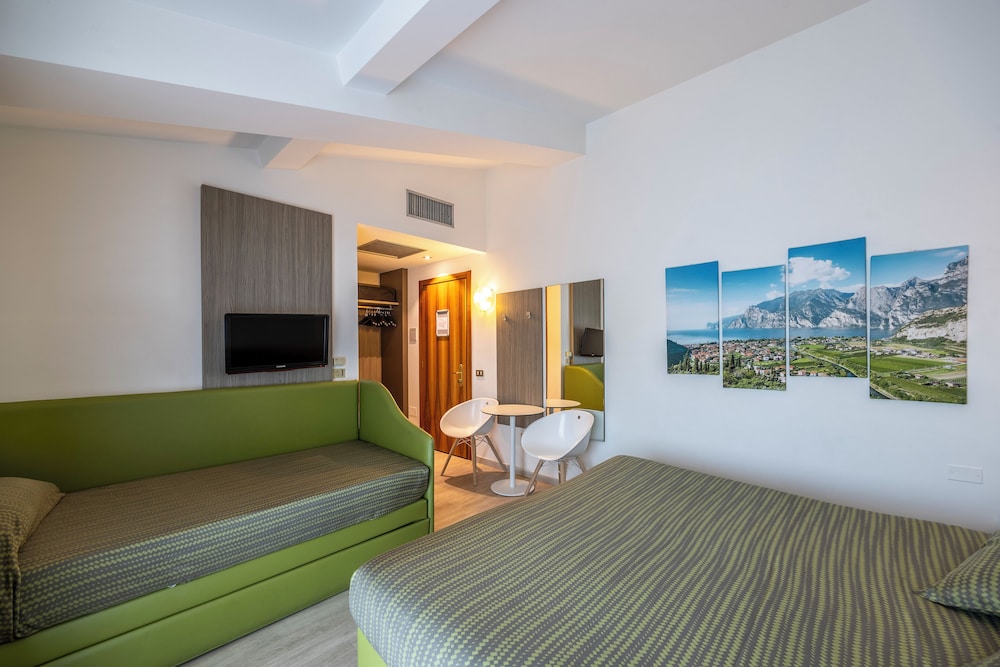 Double or Twin Room, Balcony, Partial Lake View - Photo 7