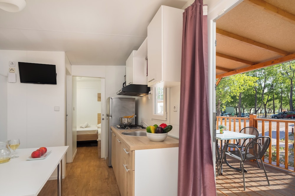 Mobile Home, 2 Bedrooms, Garden View photo 3